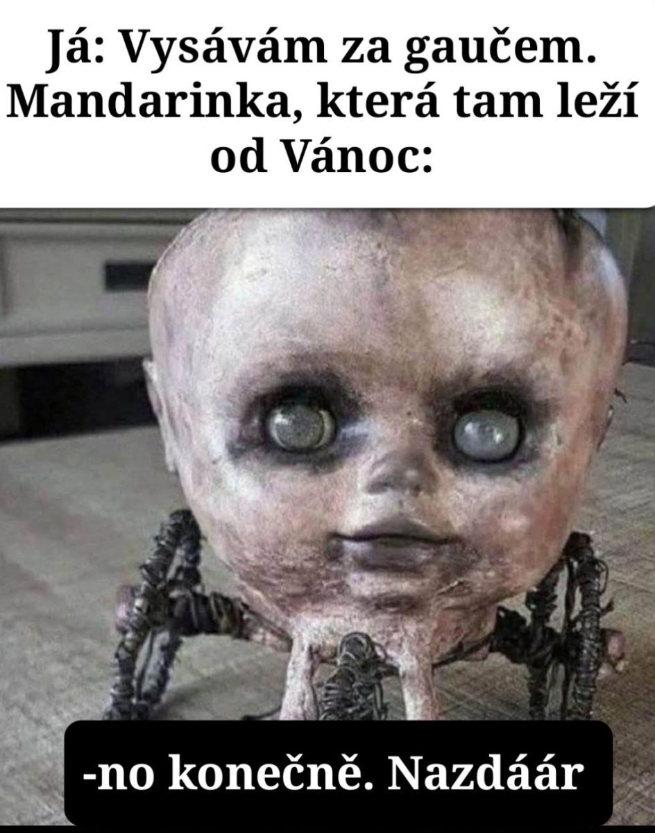 Vtipná strašidelná mandarinová bábika pod gaučom, reakcia pri upratovaní po Vianociach.