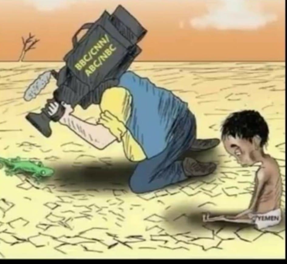 Karikatúra novinára ignorujúceho dieťa v suchu, zameraného na jaštericu, kritika mediálnej pozornosti.