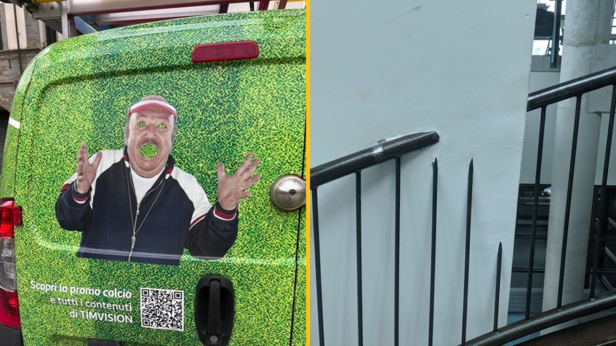 Muž s komickou tvárou na zadnej časti dodávky s QR kódom; vedľa sú schody s rúčkami.