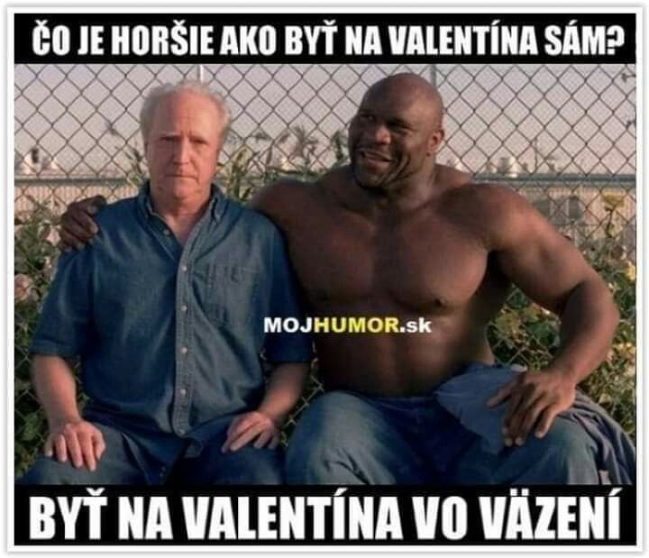 Dvaja muži, jeden oblečený, druhý bez trička, s textom o Valentíne vo väzení od MOJHUMOR.sk.