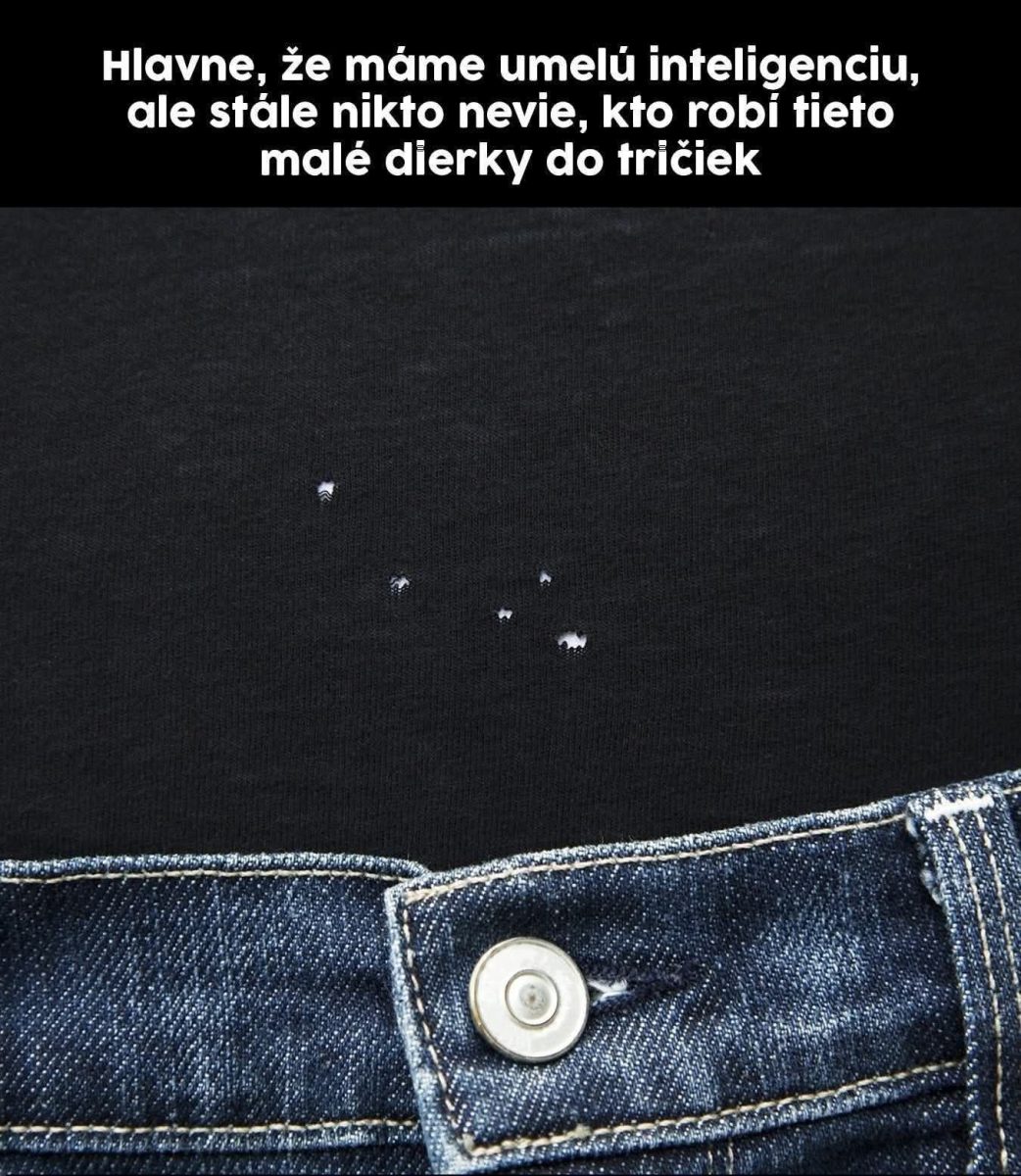 Tričko s malými dierkami nad pásom riflí, vtipný text o AI a záhadných dierkach.
