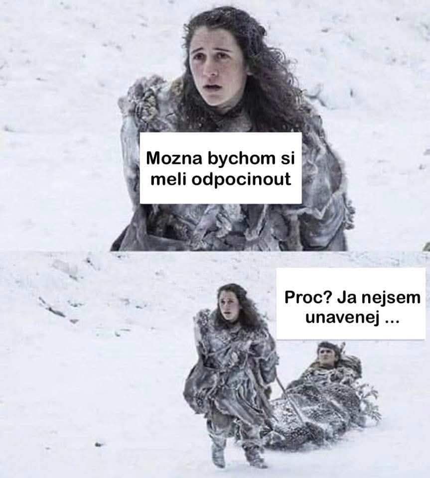 Žena v zime ťahá chlapca na sánkach, navrhuje si oddýchnuť, ale chlapec tvrdí, že nie je unavený.