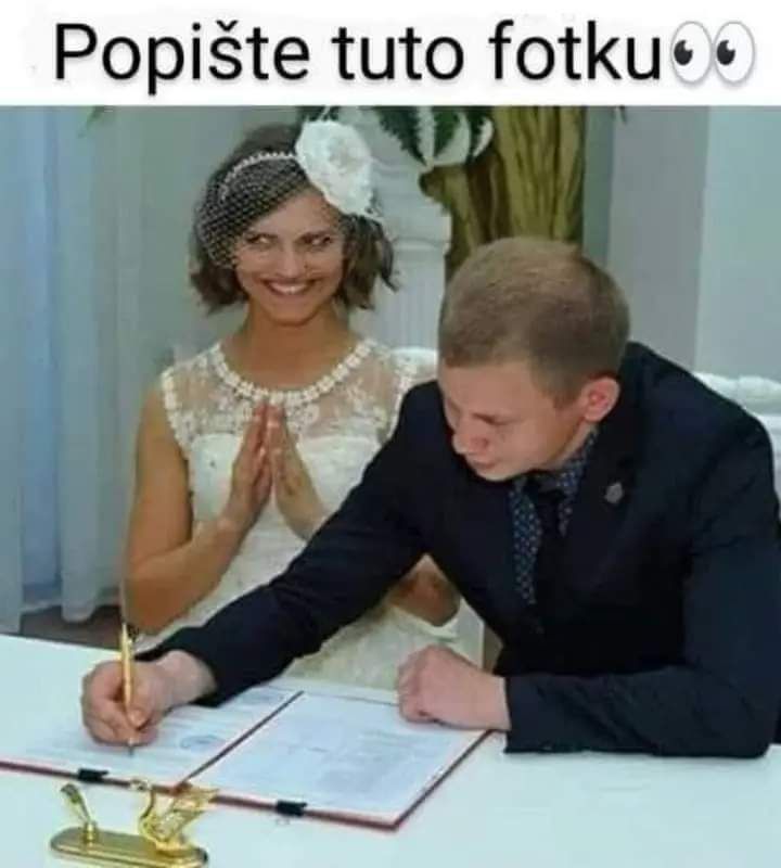 Nevesta sa usmieva, zatiaľ čo ženích podpisuje svadobné dokumenty pri obrade.