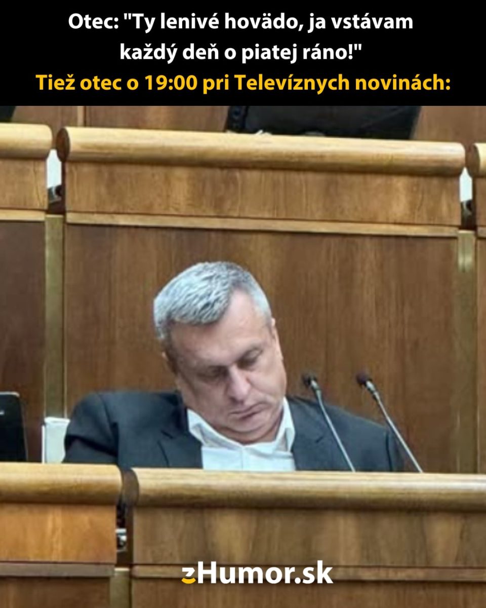 Muž spí na verejnom mieste, ironizuje svoje skoré ranné vstávanie a večerné zdriemnutie počas správ.