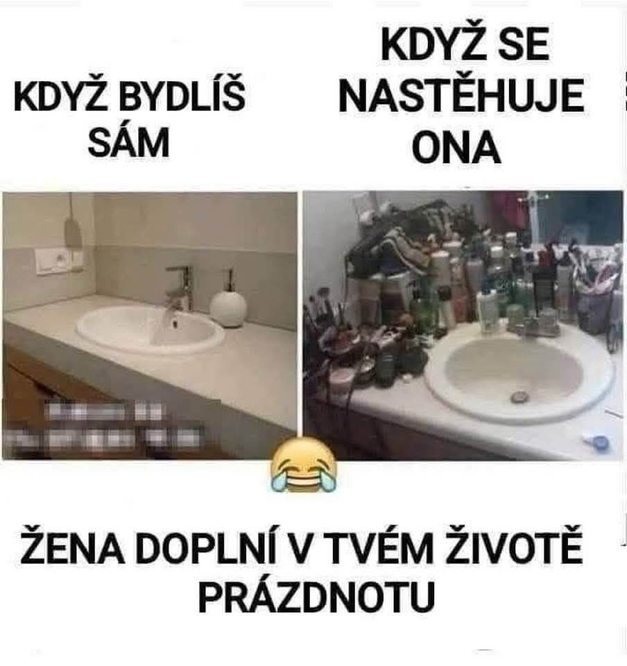 Porovnaná kúpeľňa pred a po presťahovaní partnerky; viac produktov na umývadle.