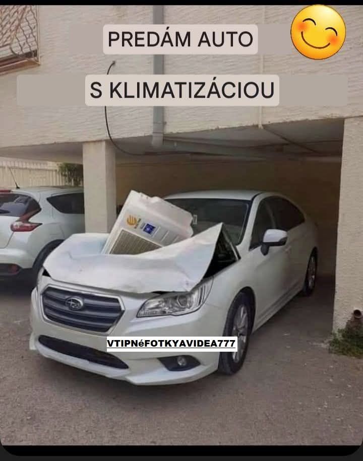 Auto so zabudovanou klimatizáciou pod kapotou, humoristická fotomontáž na parkovisku.