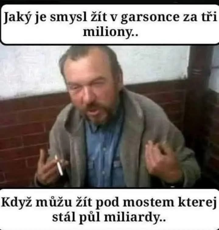 Muž vyjadruje iróniu ohľadom drahého bývania a možnosti žiť zadarmo pod drahým mostom.