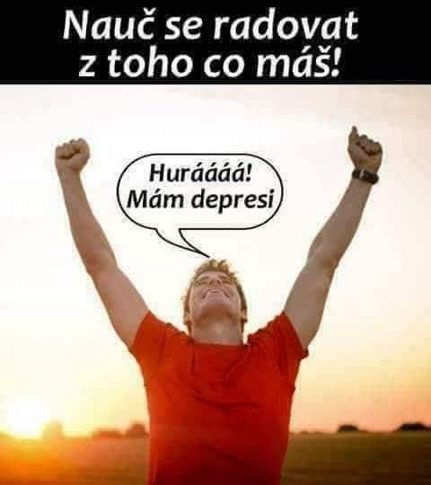 Muž s rukami nad hlavou pri západe slnka, ironicky oslavuje depresiu s optimistickým prístupom k životu.
