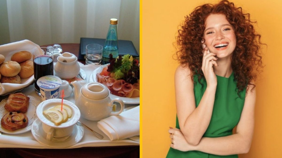 Svetlá raňajková šálka s citronádou, pečivo a tanier s mäsom; žena v zelených šatách na oranžovom pozadí.