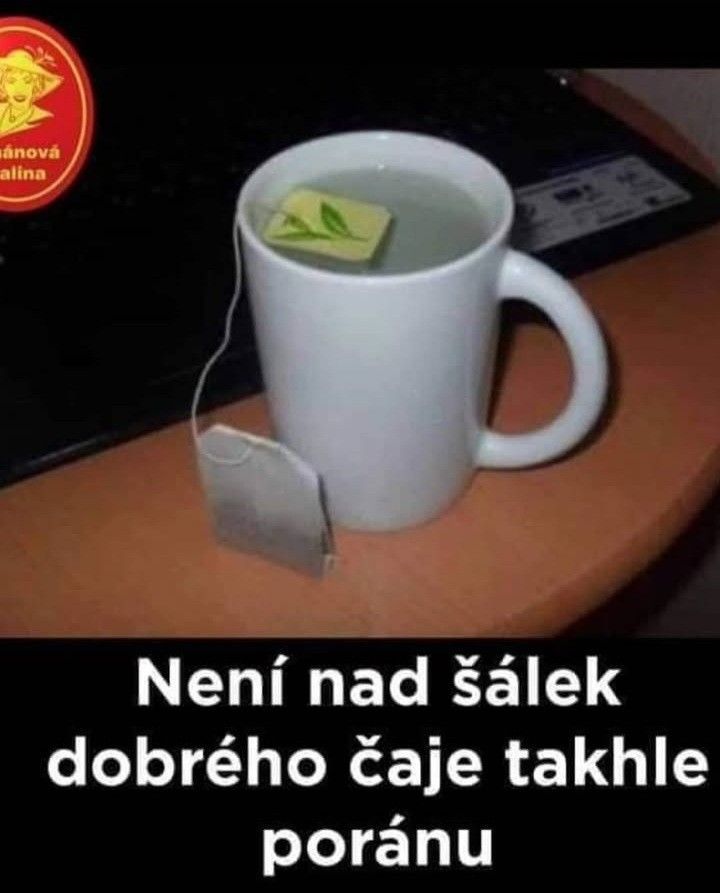 Biely hrnček s čajovým vreckom na stole s textom: Není nad šálek dobrého čaje takhle poránu.
