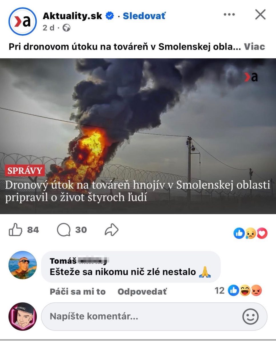 Dym a plamene stúpajú z továrne po dronovom útoku v Smolenskej oblasti.