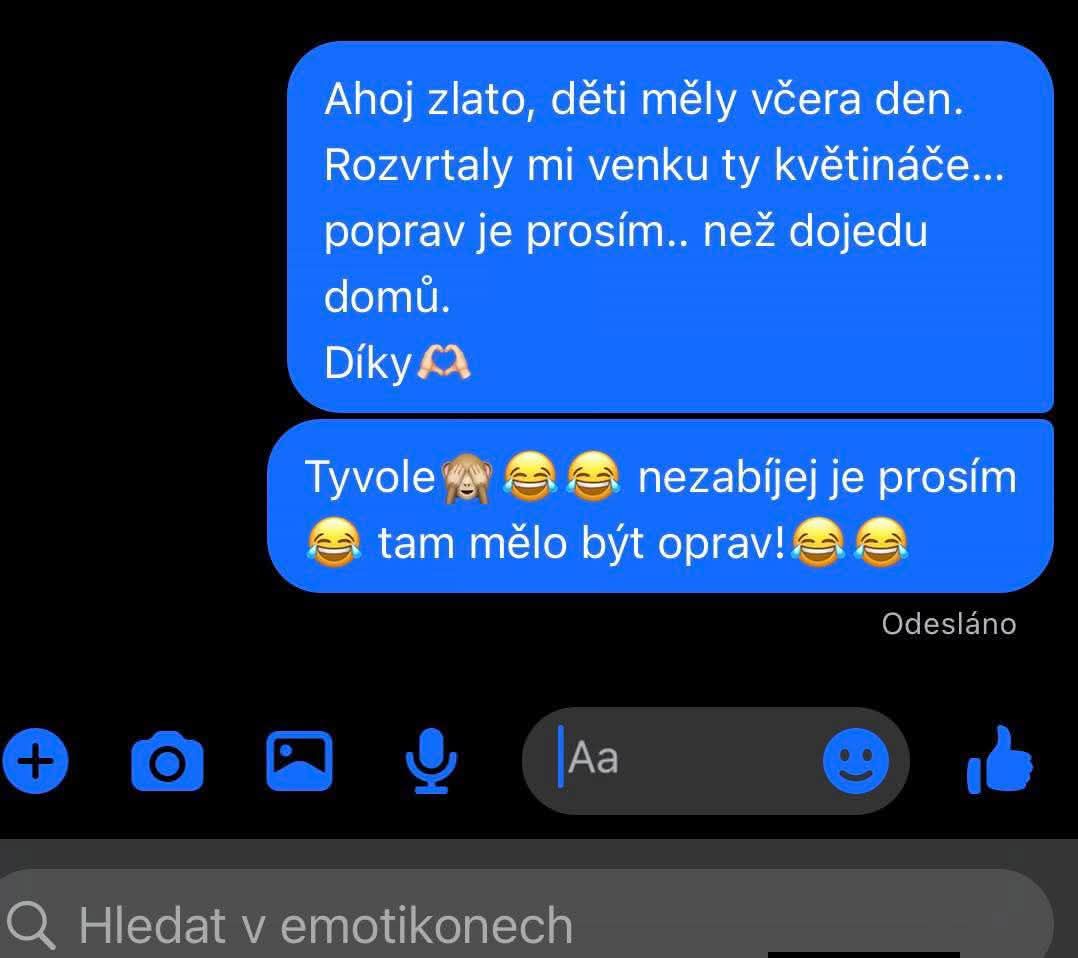 Zábavná SMS konverzácia o deťoch a kvetináčoch s komickým preklepom a emotikonmi smiechu.