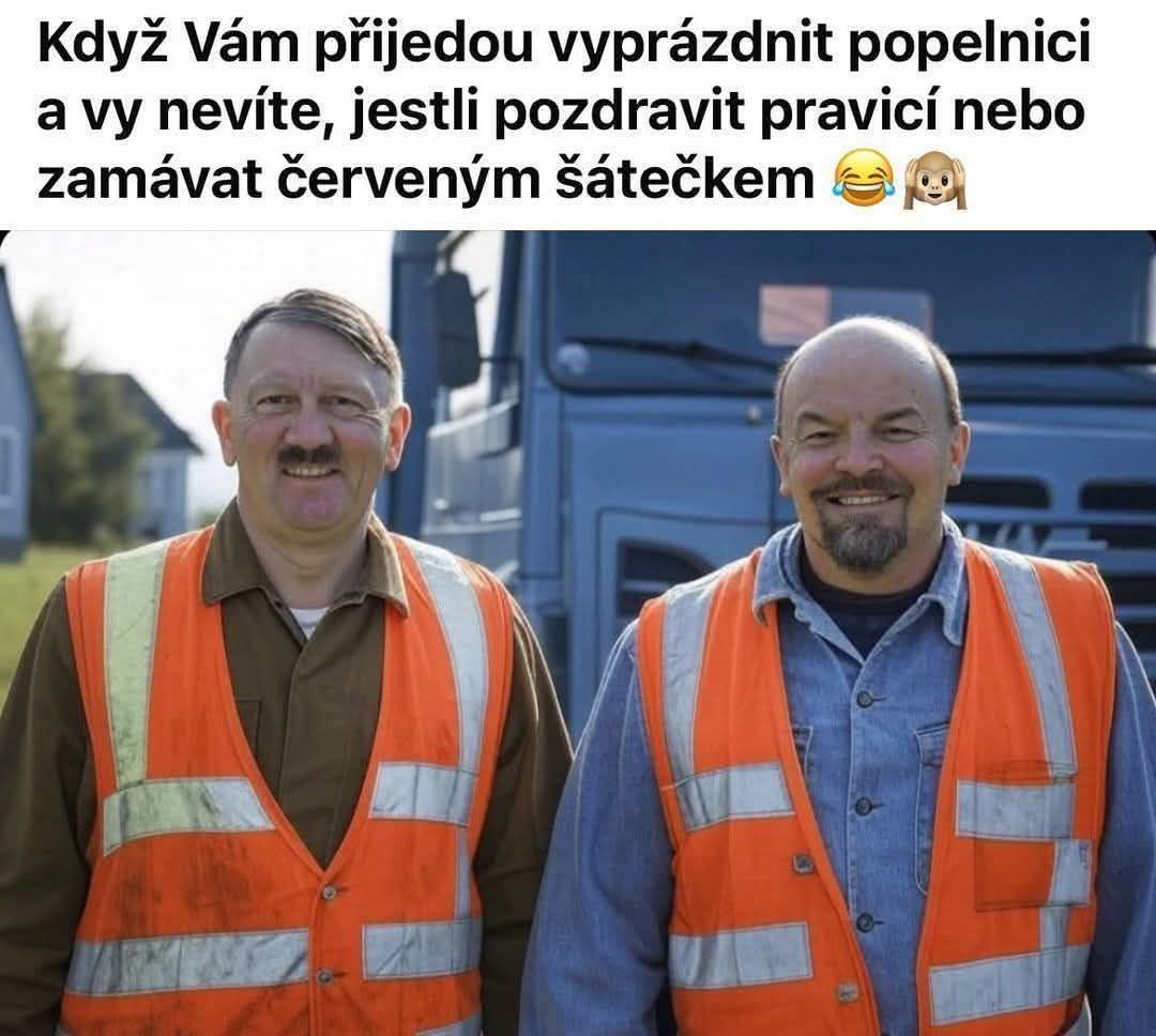 Dvaja smetiari v oranžových vestách stoja pred nákladiakom a usmievajú sa na kameru.