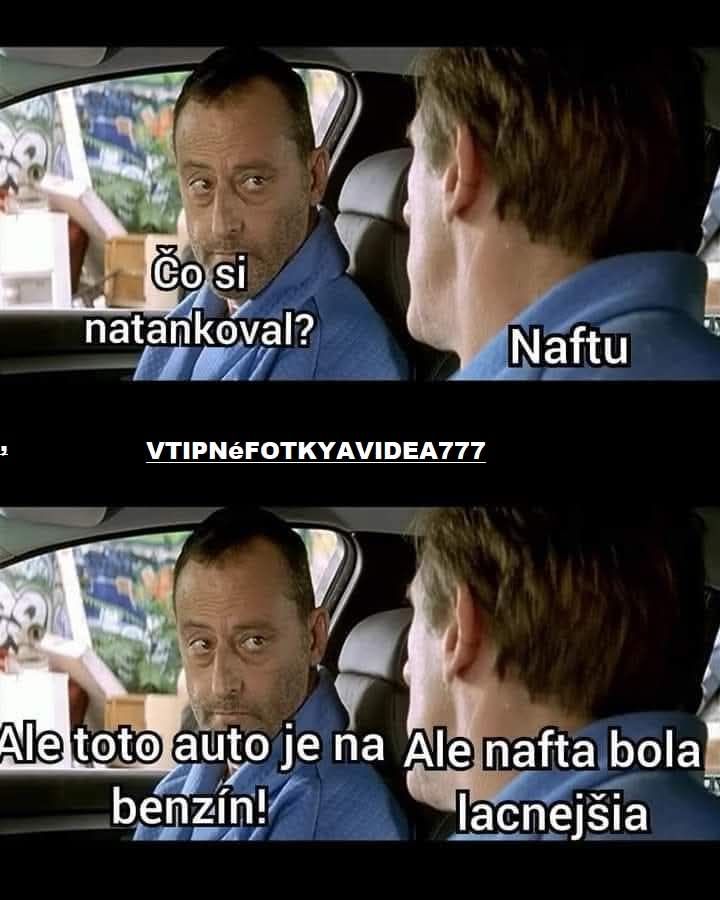 Dvaja muži vo filme diskutujúci v aute o tom, že natankovali nesprávne palivo: Naftu vs. Auto je na benzín.