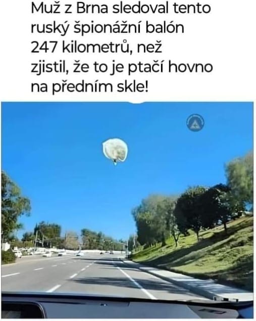 Muž z Brna zamenil špionážny balón za vtáčí výkal na skle auta na ceste.