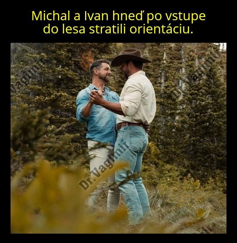 Dvojica mužov tancuje uprostred lesného prostredia, oblečení v ležérnych šatách a klobúku.
