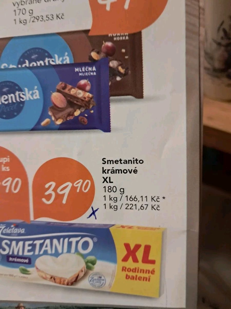 Reklamný leták zvýrazňujúci čokoládu Studentka a krémove Smetanito XL s cenami v korunách, český supermarket.