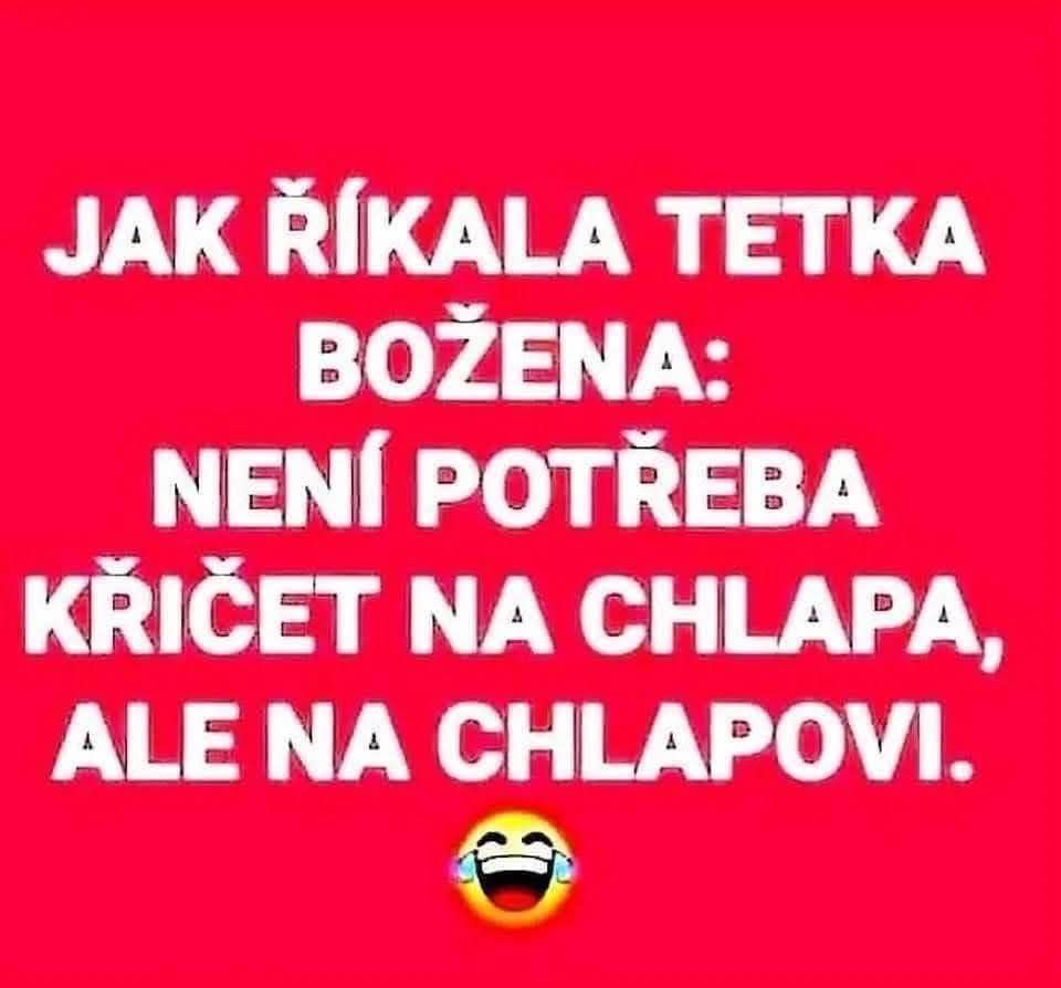Vtipný citát o mužoch, doplnený smajlíkom so slzami smiechu na červenom podklade.