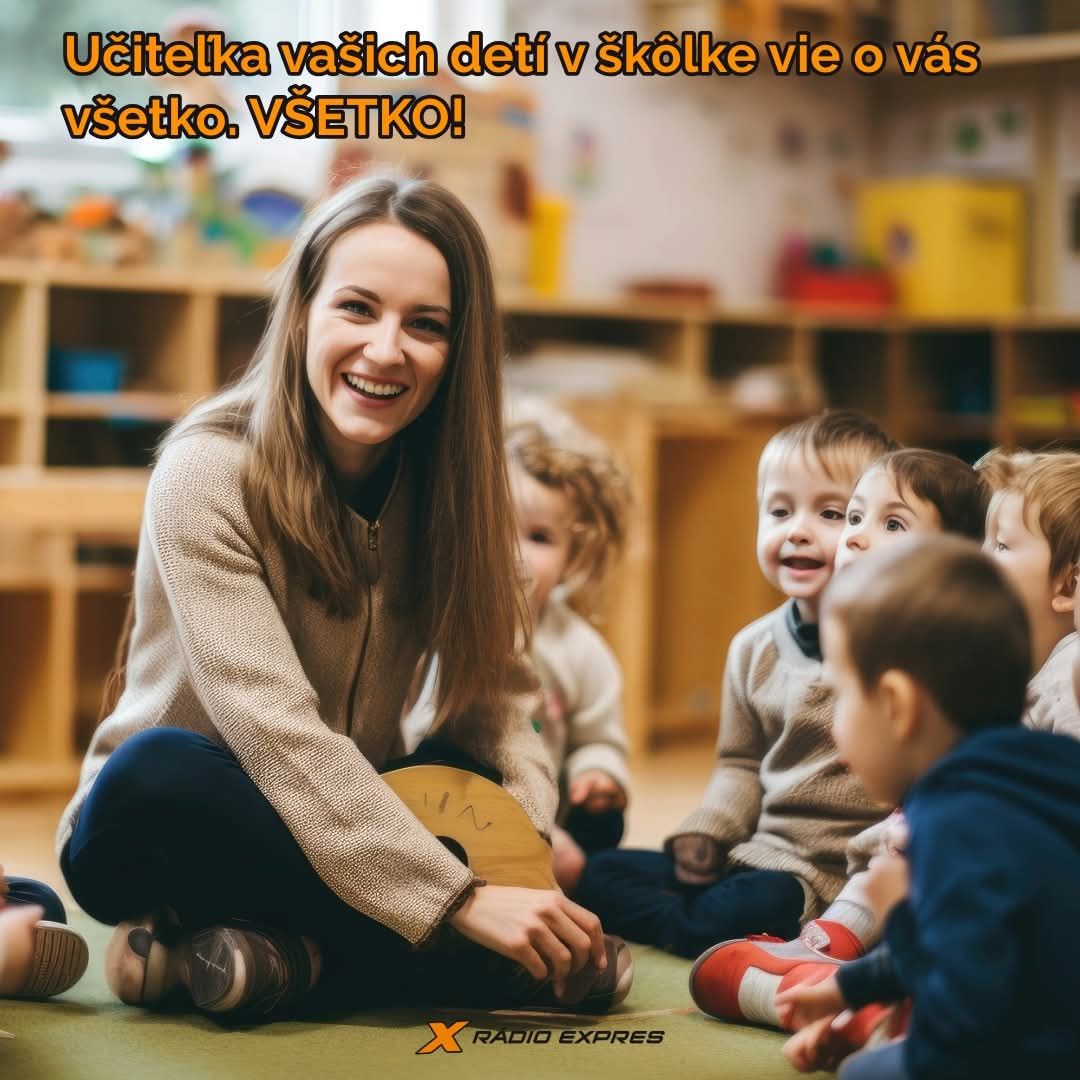 Učiteľka v škôlke sedí s deťmi v triede, usmieva sa a drží hračku. Škôlka, deti, učiteľka, vzdelávanie, radosť.