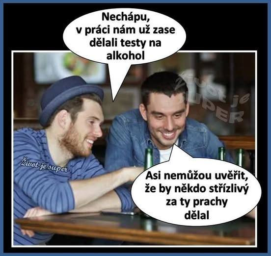 Dvaja muži v reštaurácii sa smejú, zatiaľ čo diskutujú o pracovných testoch na alkohol.