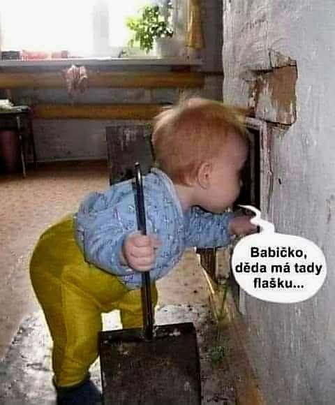 Dieťa sa pozerá cez otvor v stene a oznamuje babičke objav detskej hovoriacej bubliny.