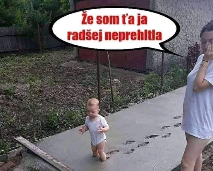 Dieťa s radosťou kráča po čerstvom betóne, zatiaľ čo zúfalá mama ho sleduje, nechávajúc vtipnú stopu.