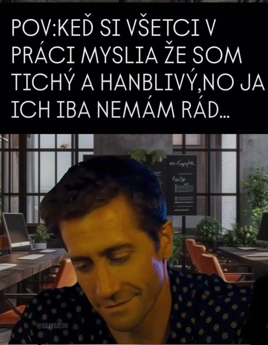 Muž v kancelárii s textom: Keď si myslia, že som tichý, no ja ich len nemám rád.