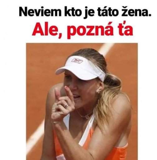 Tenistka na kurte s vtipným textom „Neviem kto je táto žena. Ale, pozná ťa“ na obrázku.