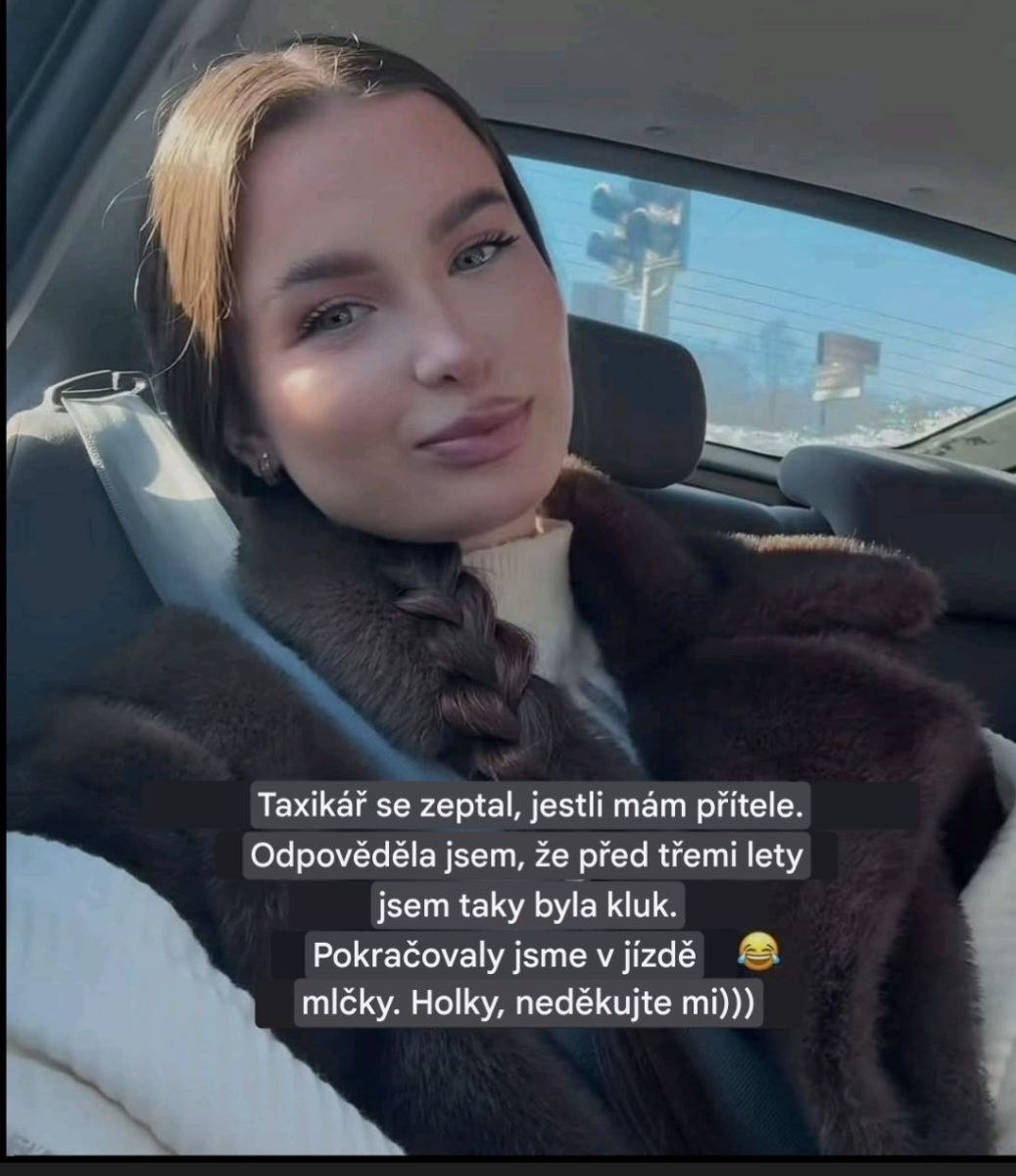 Mladá žena v aute sa usmieva s vtipným textom v stredoeurópskej krajine.