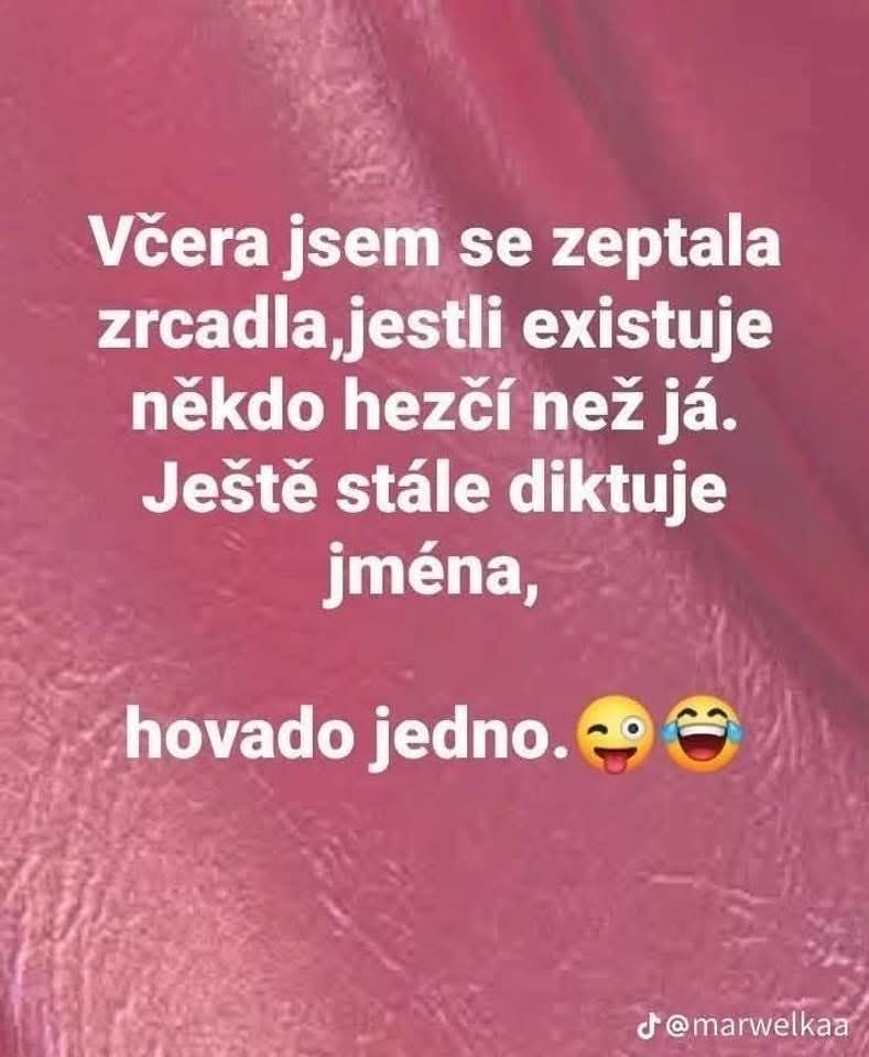 Text na ružovom pozadí s humorným zrkadlovým komplimentom. Emojis dopĺňajú žartovný tón.