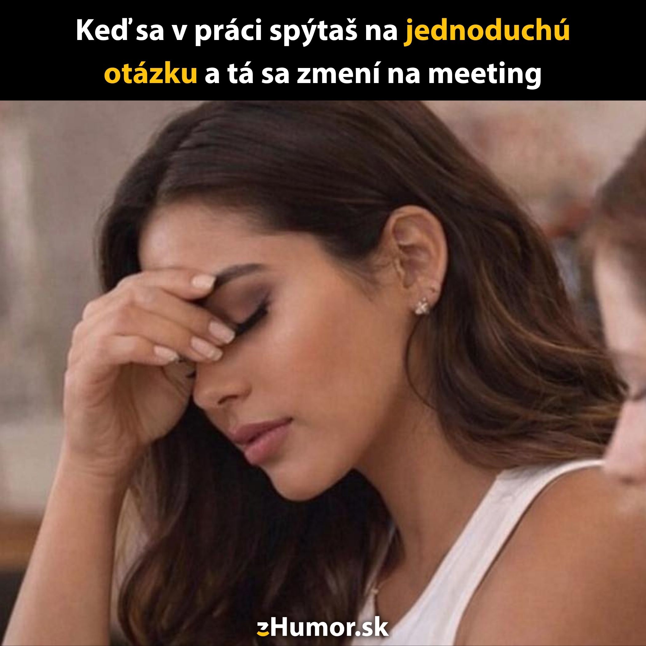 Žena si drží hlavu v ruke, frustrovaná z toho, že jednoduchá otázka v práci vyústila do ďalšieho mítingu.