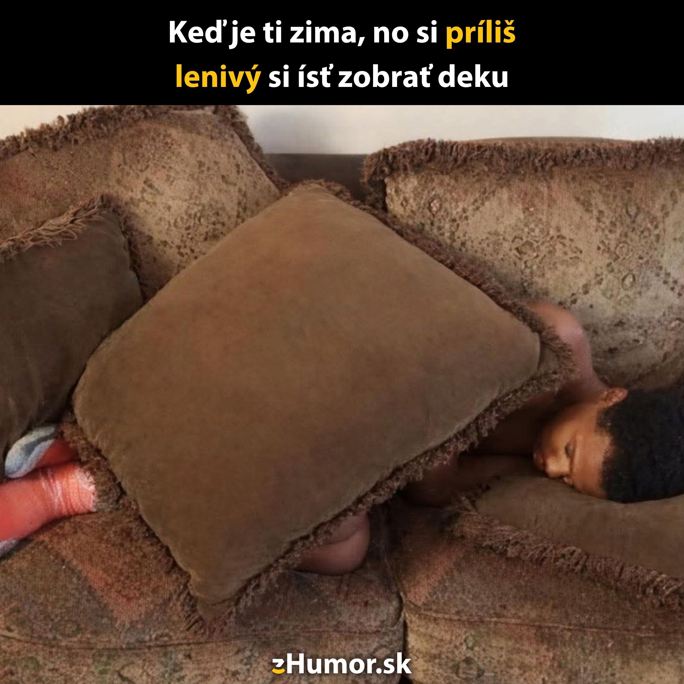 Chlapec zabalil do vankúšov na gauči, keď je mu zima a je príliš lenivý na to, aby sa postavil pre deku.