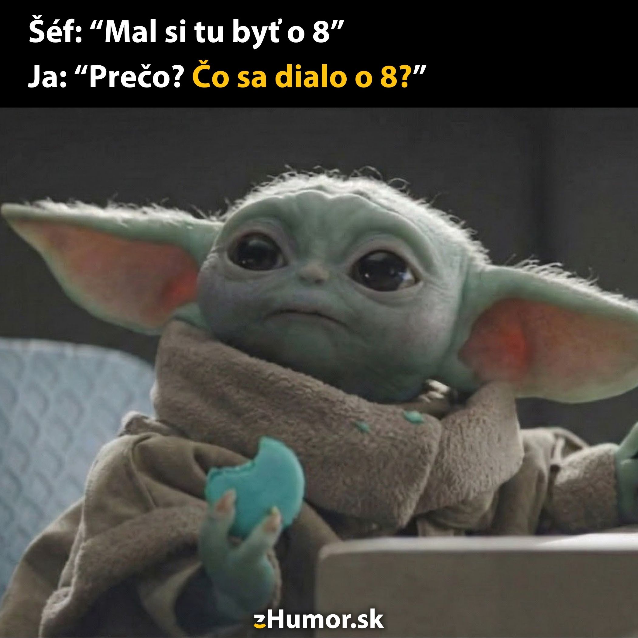 Postava so zelenou tvárou a veľkými ušami drží modrý koláčik s vtipným textom o oneskorení.