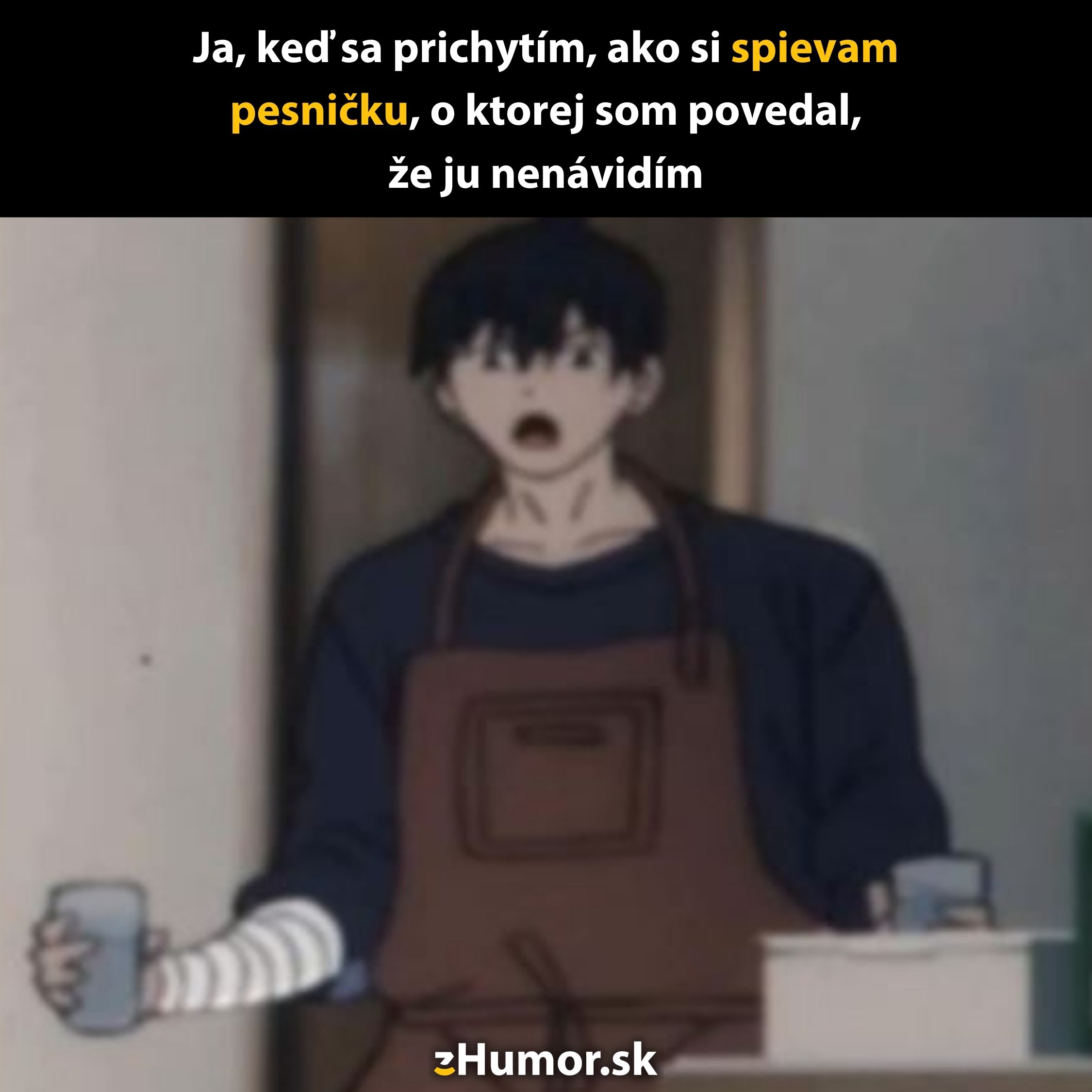 Osoba v zásterke so šokovaným výrazom drží pohár v ruke, titulok o nevedome spievanej pesničke.