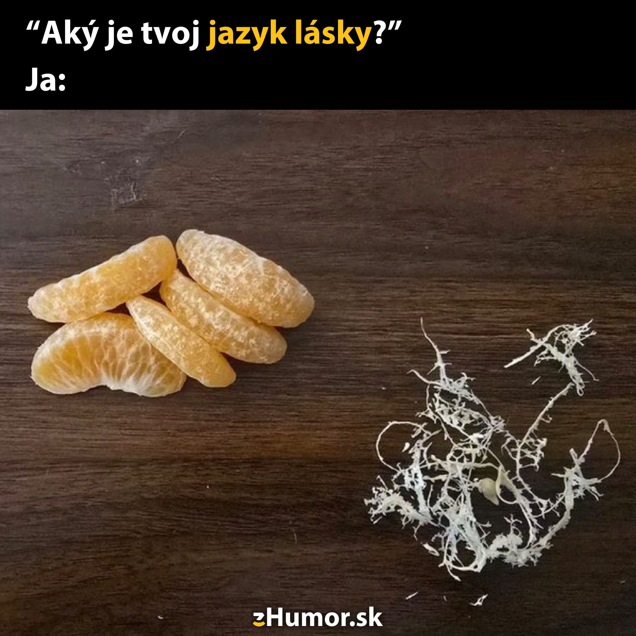 Mandarínkové mesiačiky vedľa sušených šupiek na drevenom stole s humorným textom o jazyku lásky.