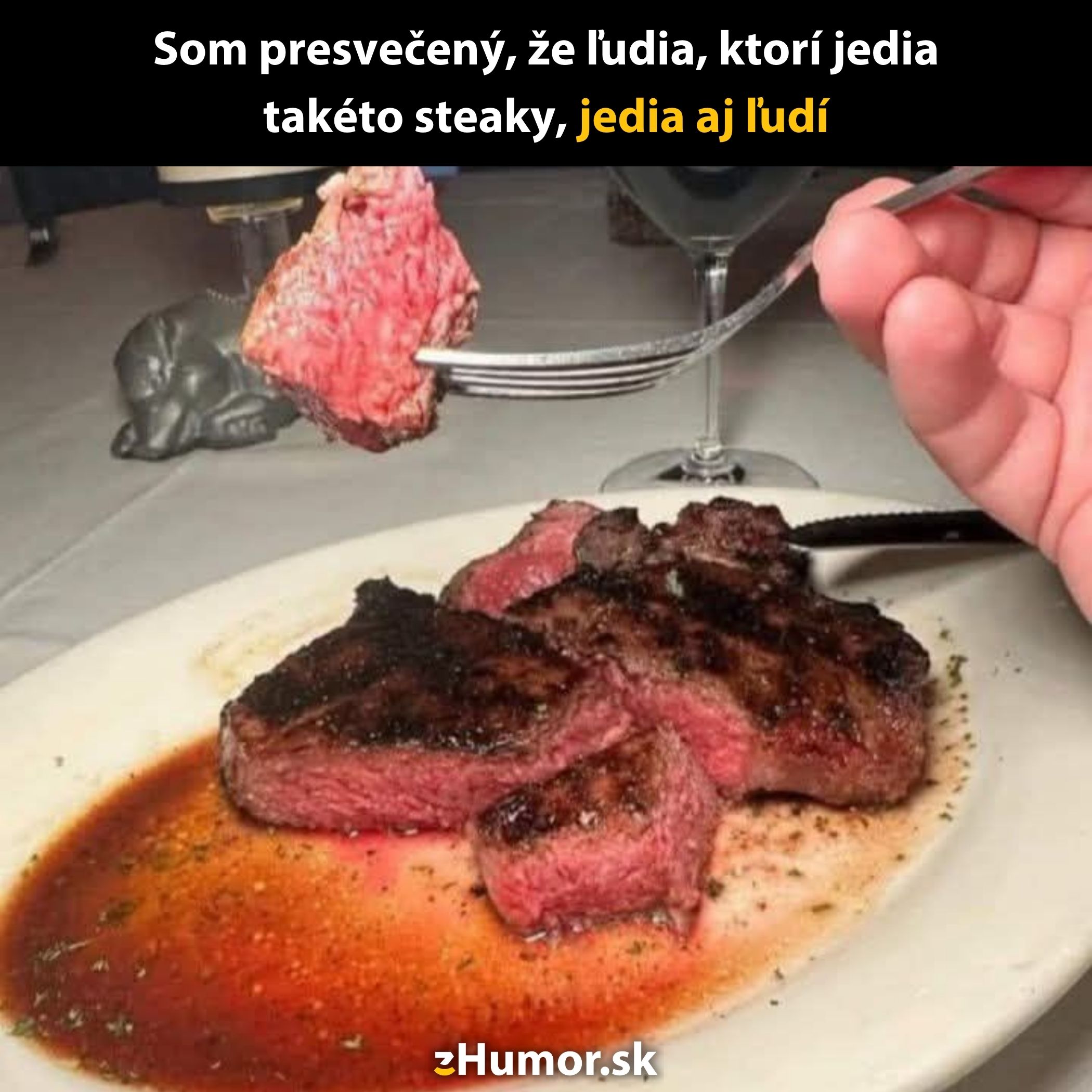 Šťavnatý steak na tanieri s vidličkou, vtipná grafika určená milovníkom mäsa a steakov.