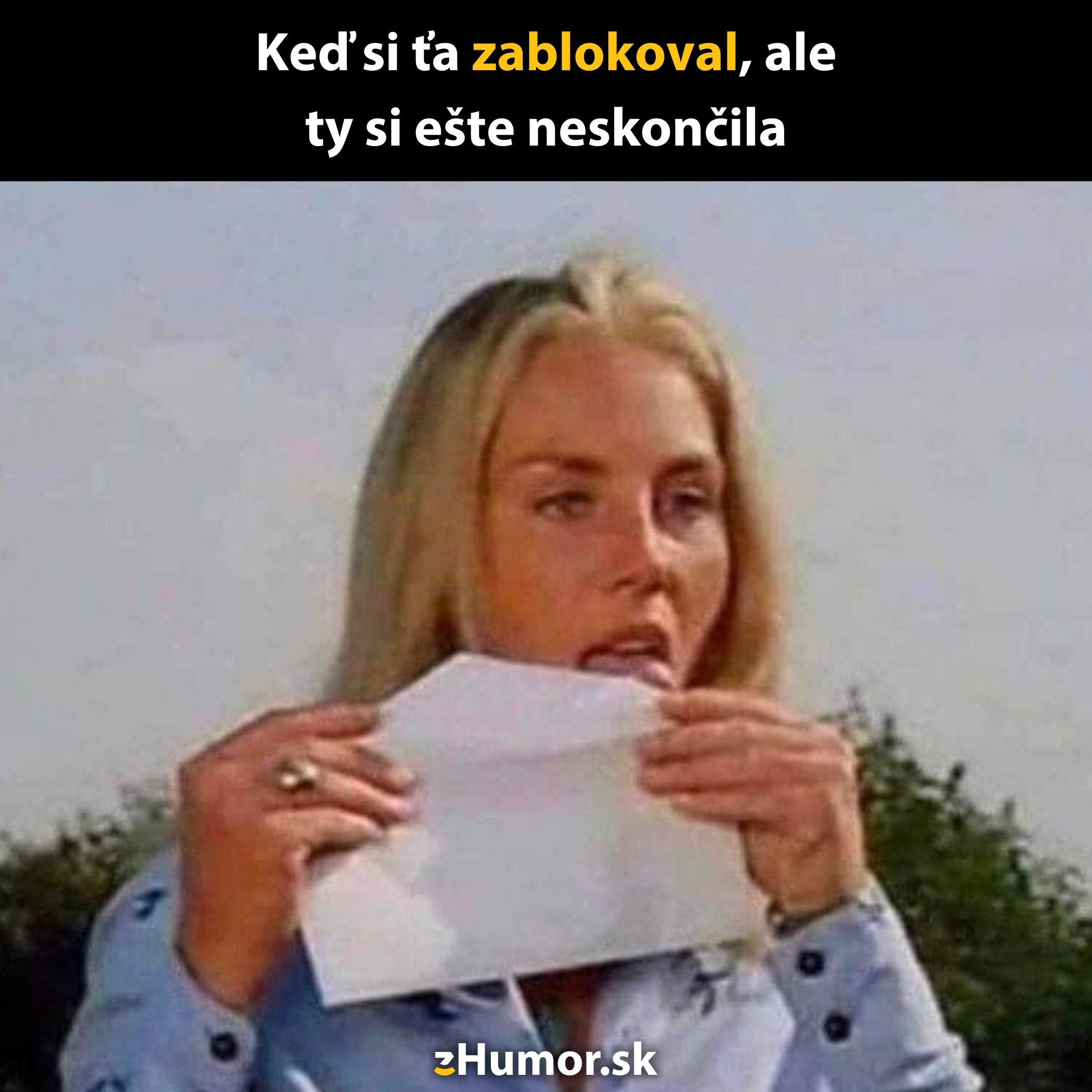 Žena s blond vlasmi zalepuje obálku jazykom, vtipný nápis o blokovaní v hornej časti obrázka.