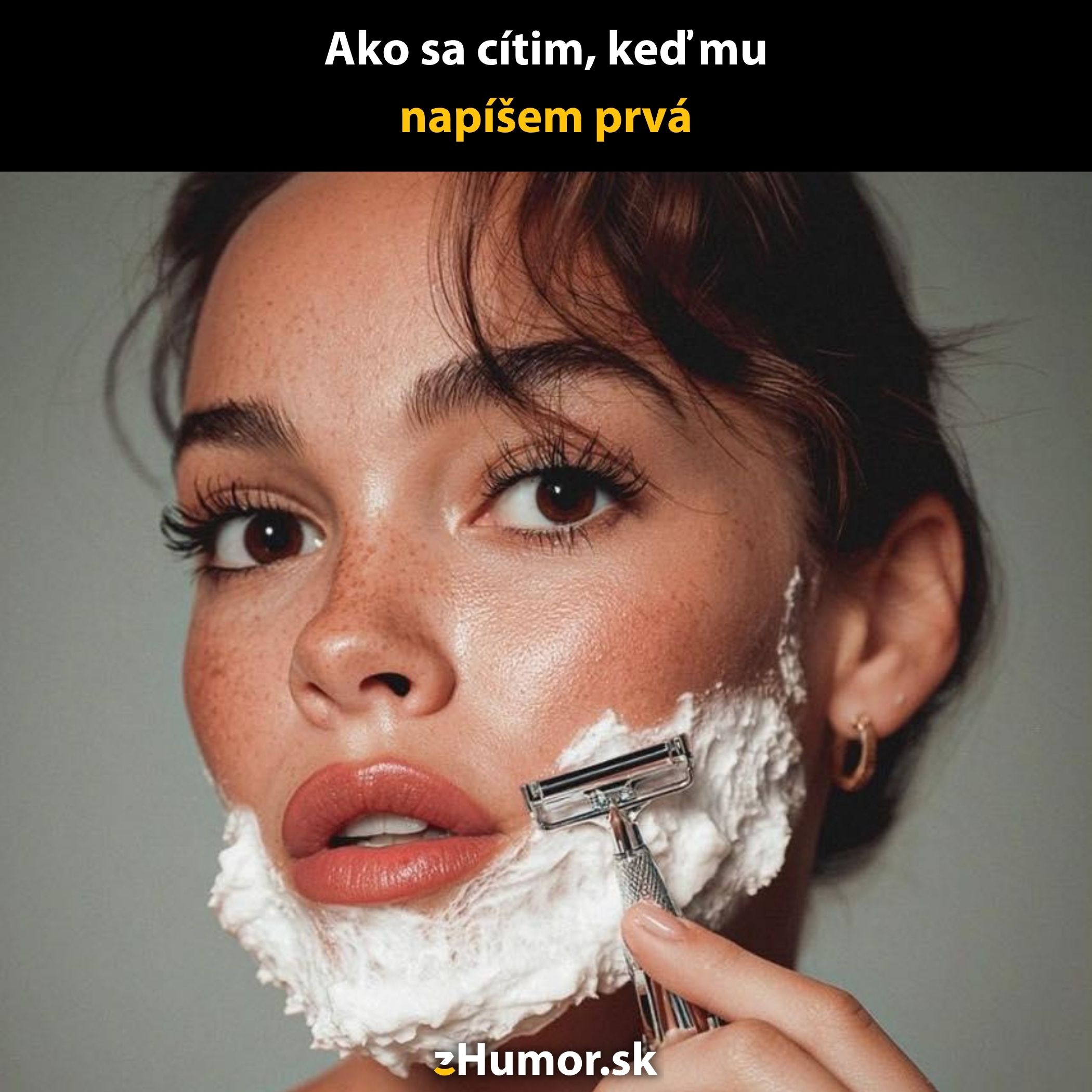 Žena so šľahačkou na tvári sa holí tradičnou žiletkou. Text v obrázku: Ako sa cítim, keď mu napíšem prvá.