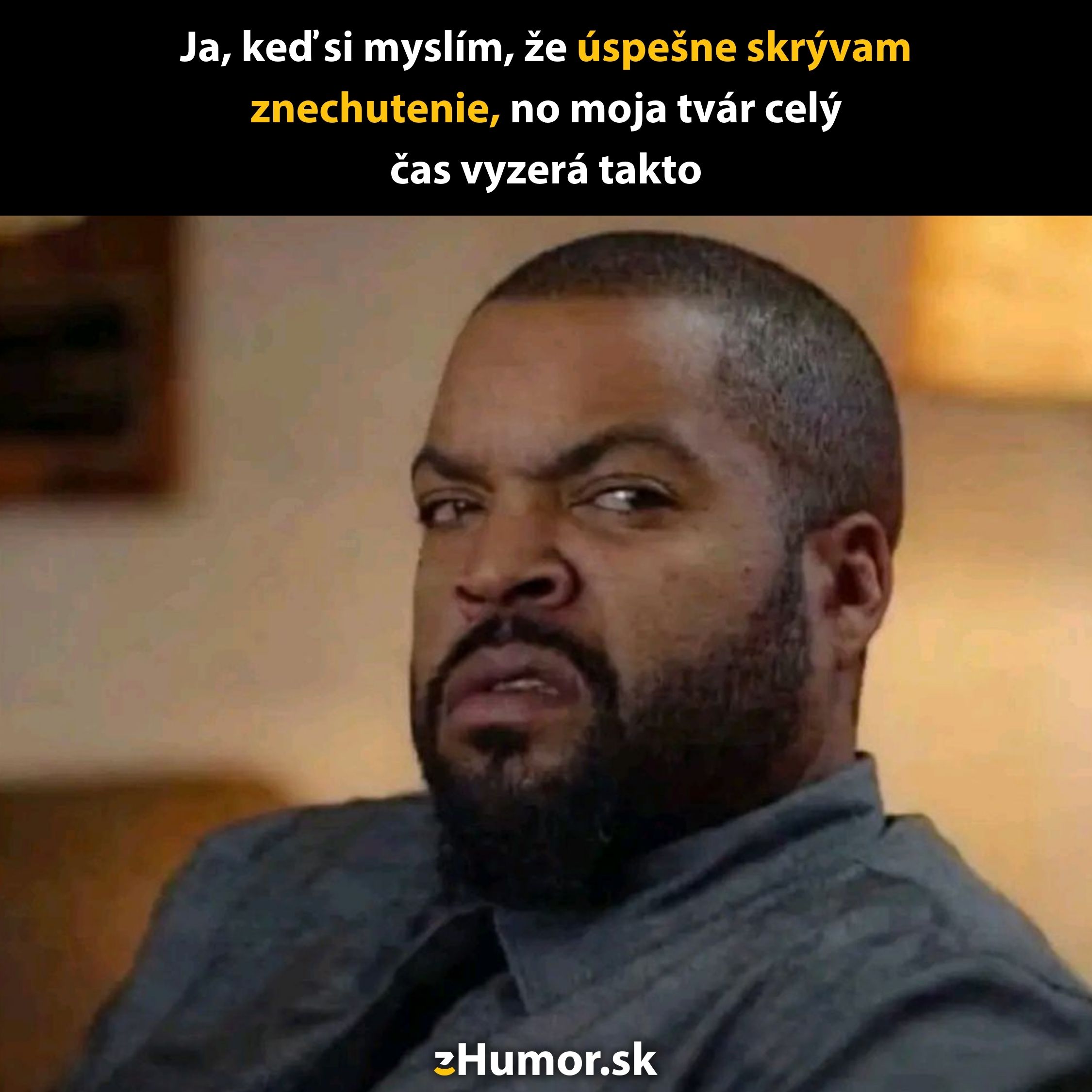 Muž v obleku s pobaveným výrazom naznačujúcim neuspokojené skrytie znechutenia. Text: úspešne skrývam znechutenie.