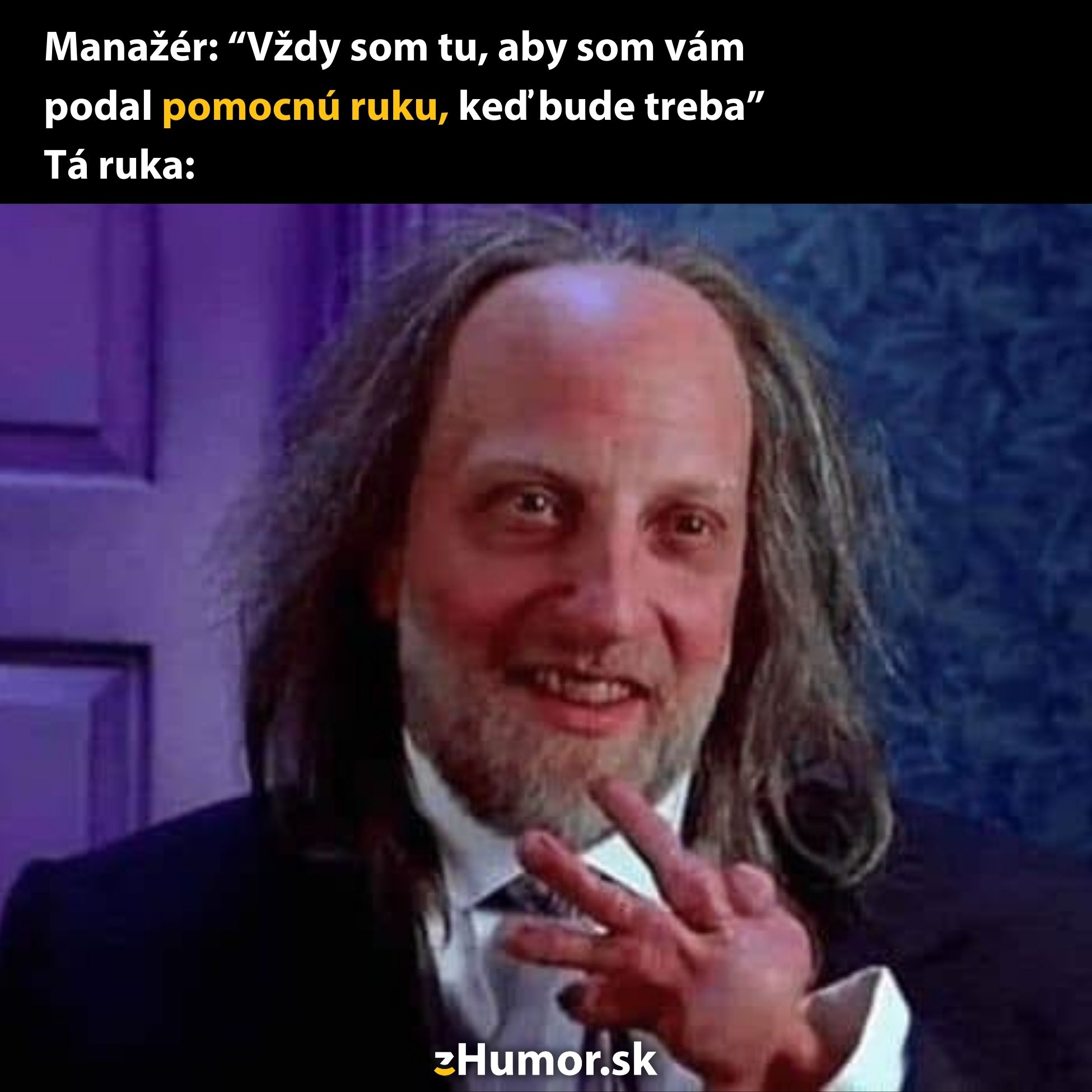 Muž v obleku s dlhými vlasmi ukazuje malú ruku. Vtipný text o pomocnej ruke manažéra.