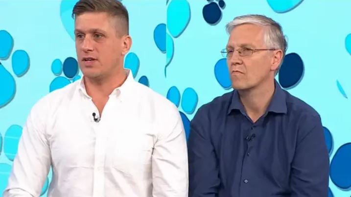 Dvaja muži sediaci v televíznom štúdiu s modrou stenou a mikrofónmi, pripravení na diskusiu alebo rozhovor.