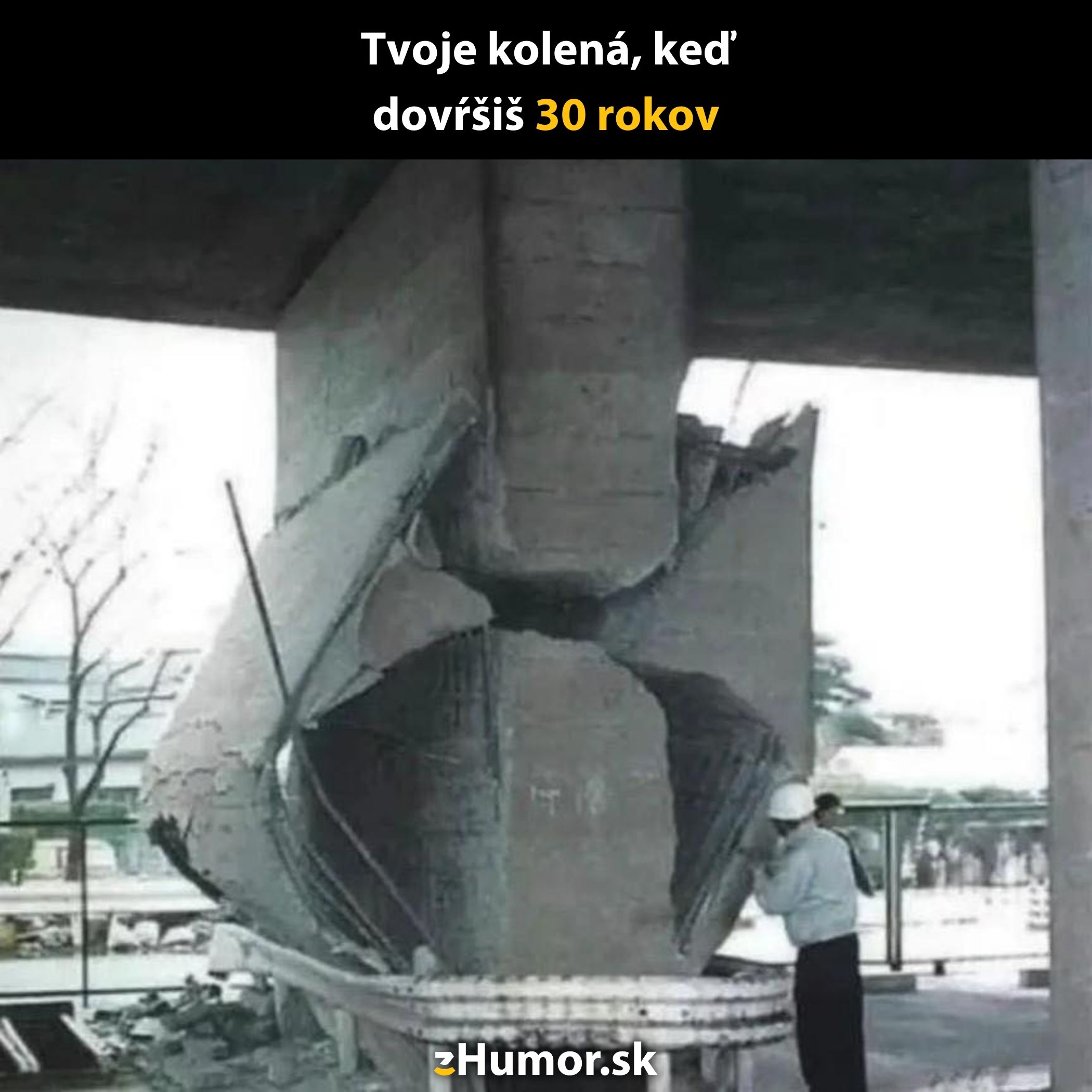 Betónový stĺp s prasklinou, symbolizujúci starnutie, s textom Tvoje kolená, keď dovŕšiš 30 rokov.