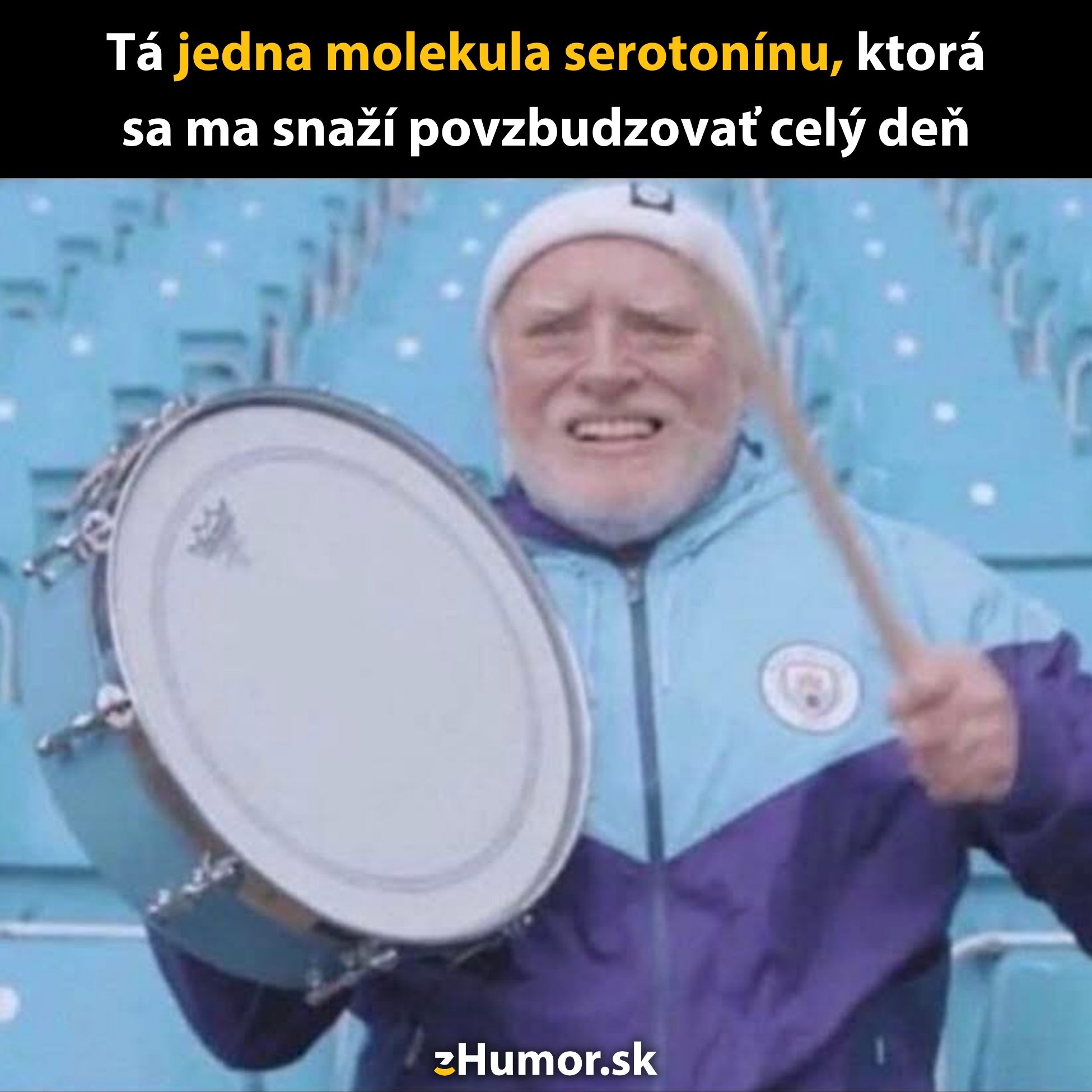 Starší muž v športovej bunde s úsmevom bubnuje na štadióne; text vtipne popisuje serotonínovú molekulu.