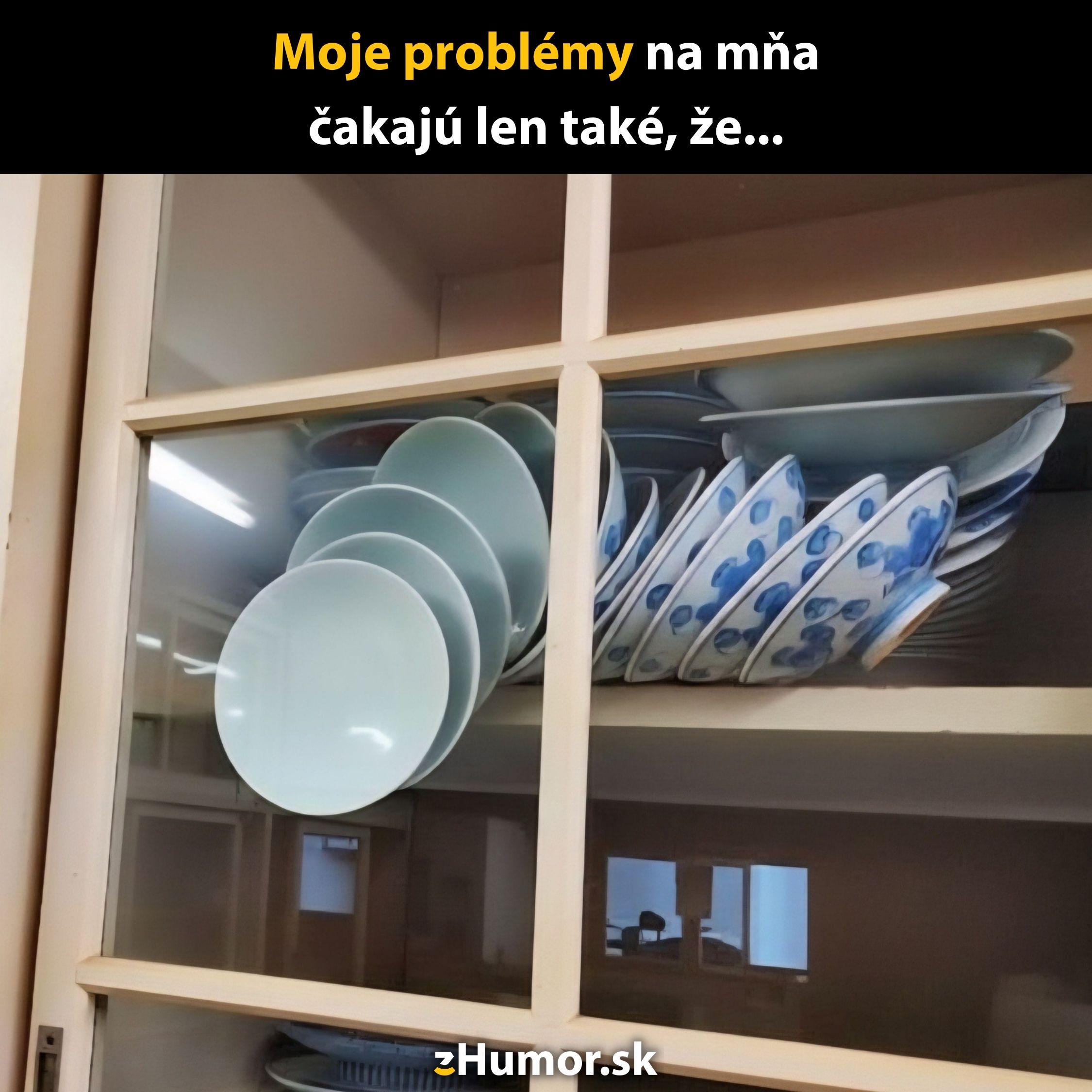Rizikové usporiadanie tanierov v skrinke, hrozí ich pád pri otvorení dvierok.