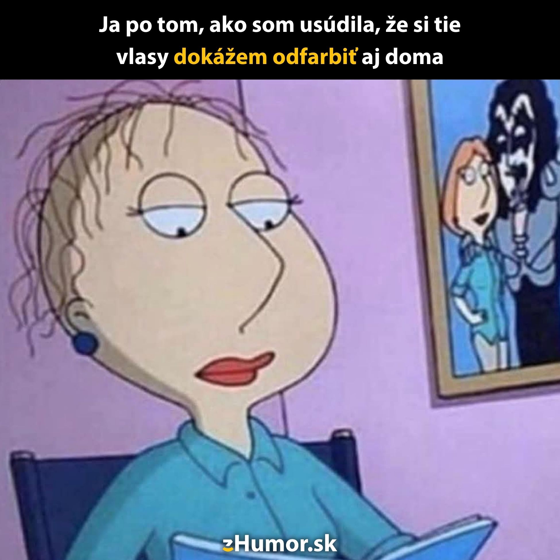 Žena s neúspešne odfarbenými vlasmi po domácom pokuse o zmenu farby, pričom sedí na stoličke s knihou.
