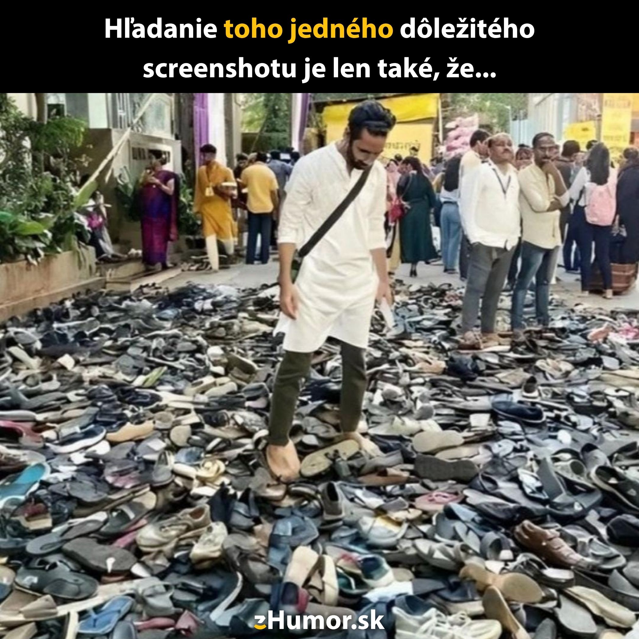 Muž stojí medzi hromadou topánok, symbolizujúc chaos pri hľadaní správneho screenshotu.
