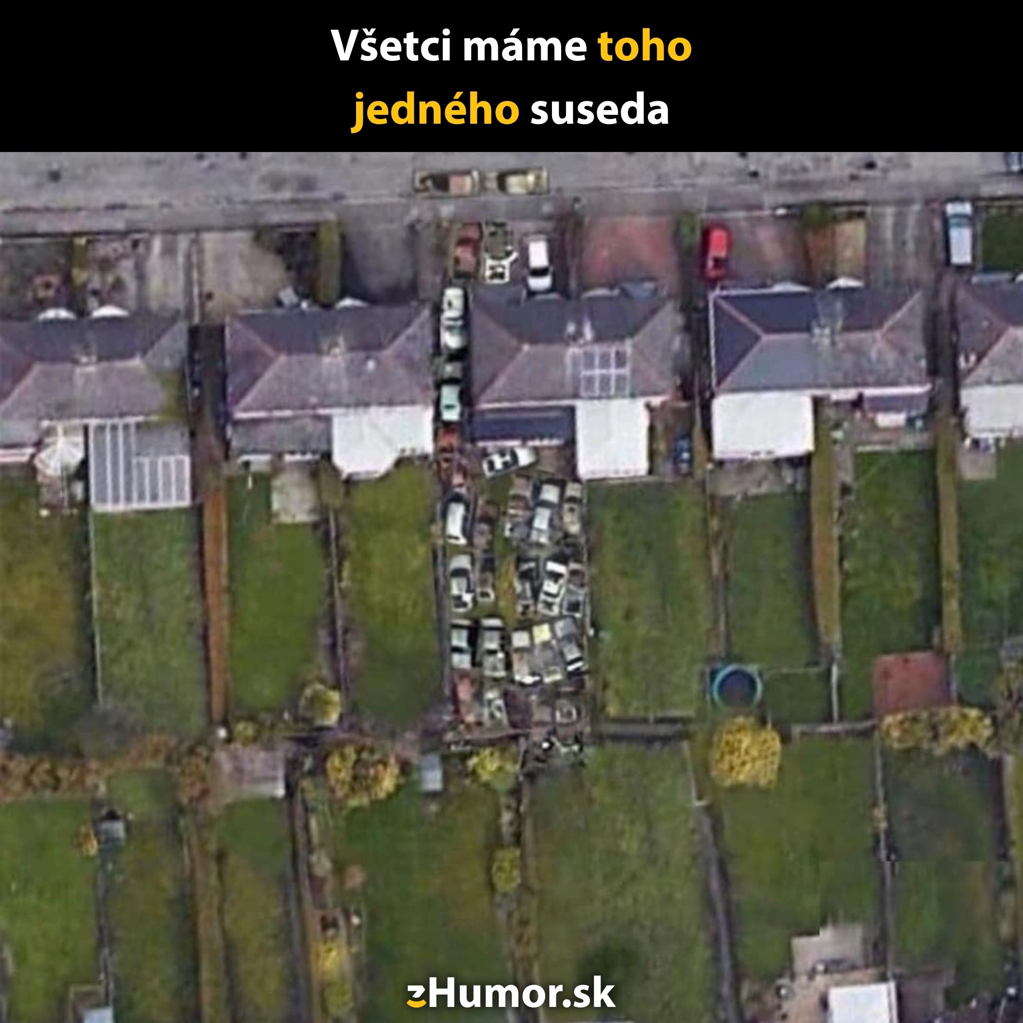 Letecký pohľad na rad domov so záhradami, jeden z nich plný starých áut.