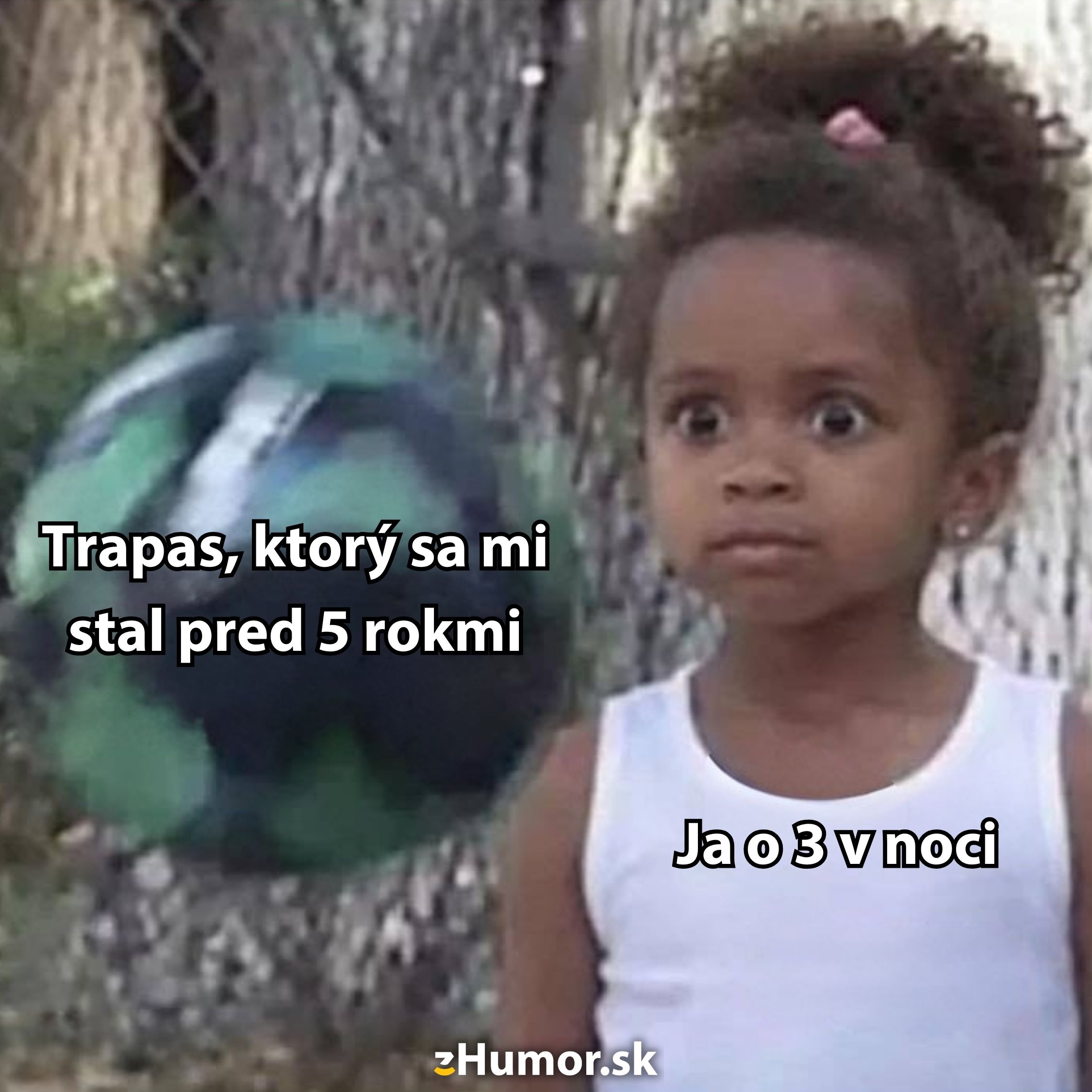 Dievča sleduje prichádzajúcu loptu s textom trapas spred 5 rokov a ja o 3 v noci.