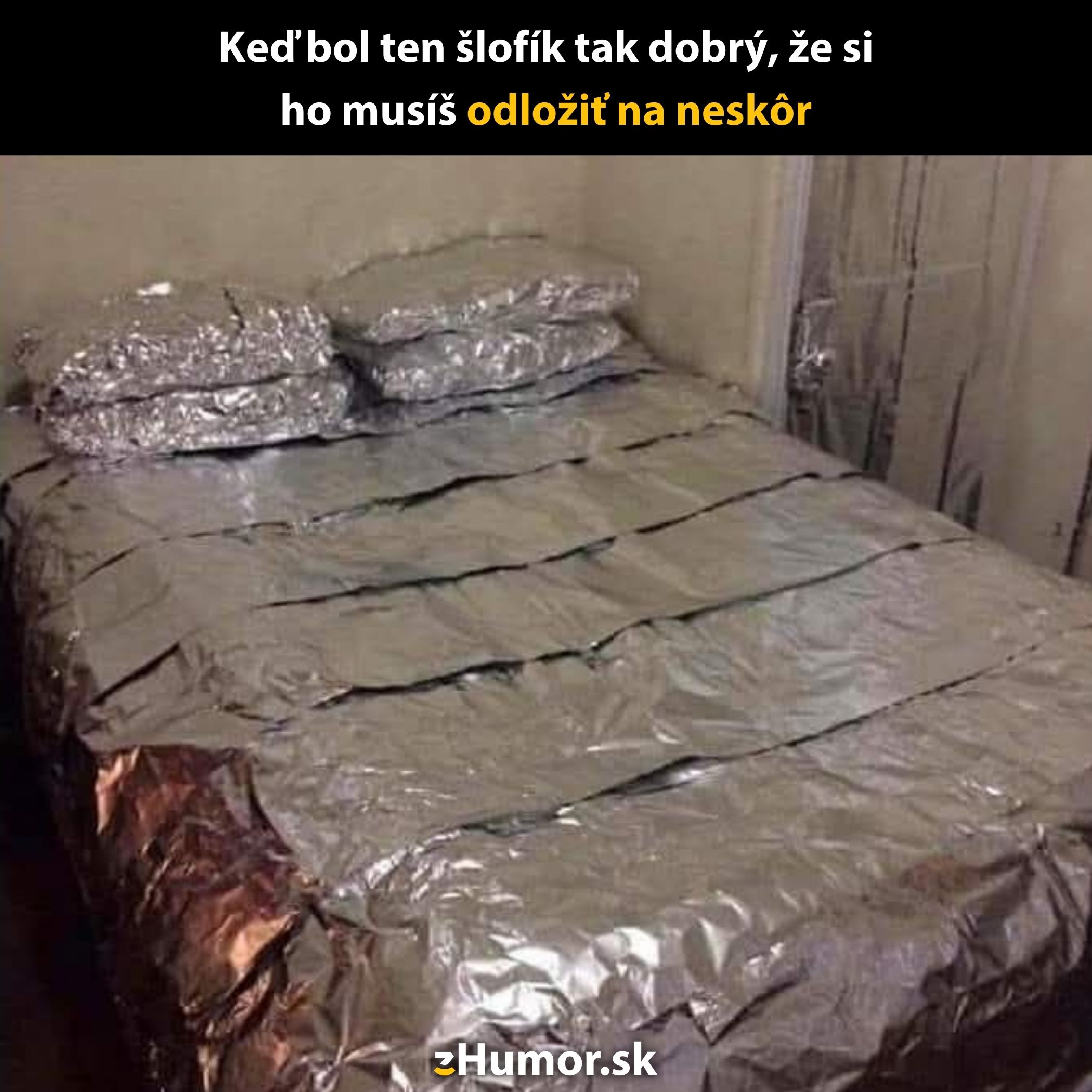 Posteľ pokrytá hliníkovou fóliou s vtipným nápisom o kvalitnom šlofíku a jeho odložení na neskôr.