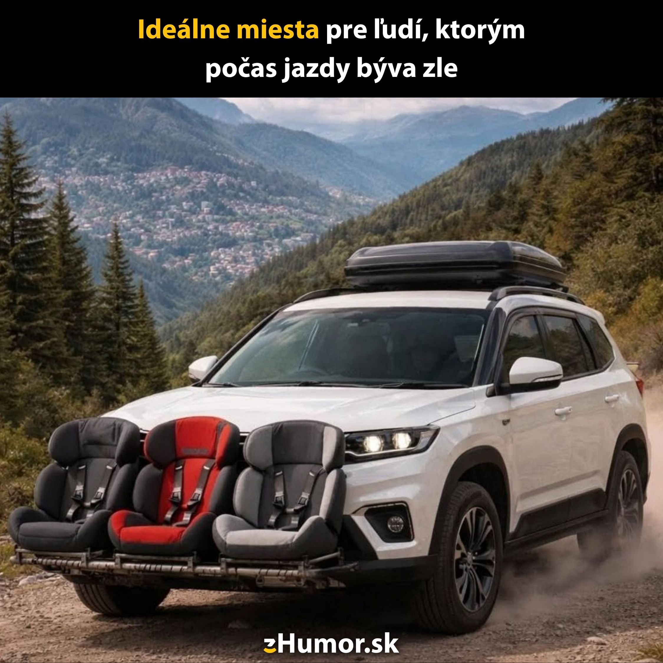 Auto s detskými sedačkami umiestnenými na prednej časti, vtipná fotomontáž na hory v pozadí.